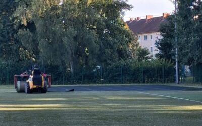 Bau des neuen Kunstrasenplatzes gestartet